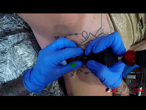 ❤️ La bomba Sully Savage, molt tatuada, es va tatuar al clítoris ❤️❌ Vídeo sexual al ca.sexuria-net.ru ❌